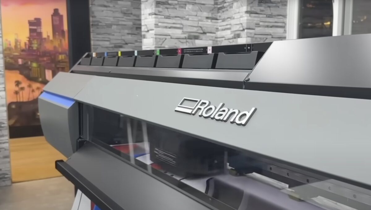 黃小潔Jerry YouTube - Model 3 彩繪包膜Roland八色大圖輸出機