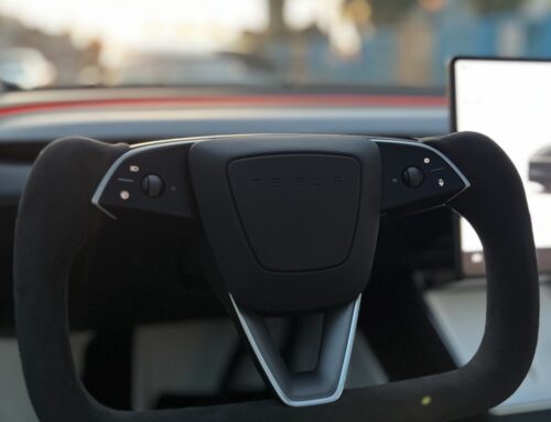 特斯拉 Yoke 方向盤改裝指南：不僅是未來感，更是視野的進化！原理、保固與優缺點全解析