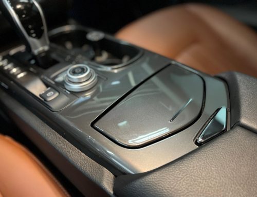 交車一週就滿佈太陽紋？新世代賓士/BMW「鋼琴烤漆內裝與曲面螢幕」犀牛皮防護指南